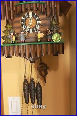 CUCKOO CLOCK, vintage, musical with dancers and band. (ref F 941)